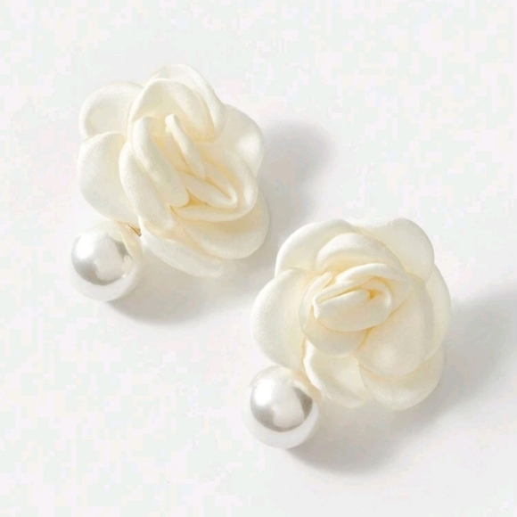 NWT Elegant Ivory Flower & Pearl Design Stud Earrings - Picture 4 of 14